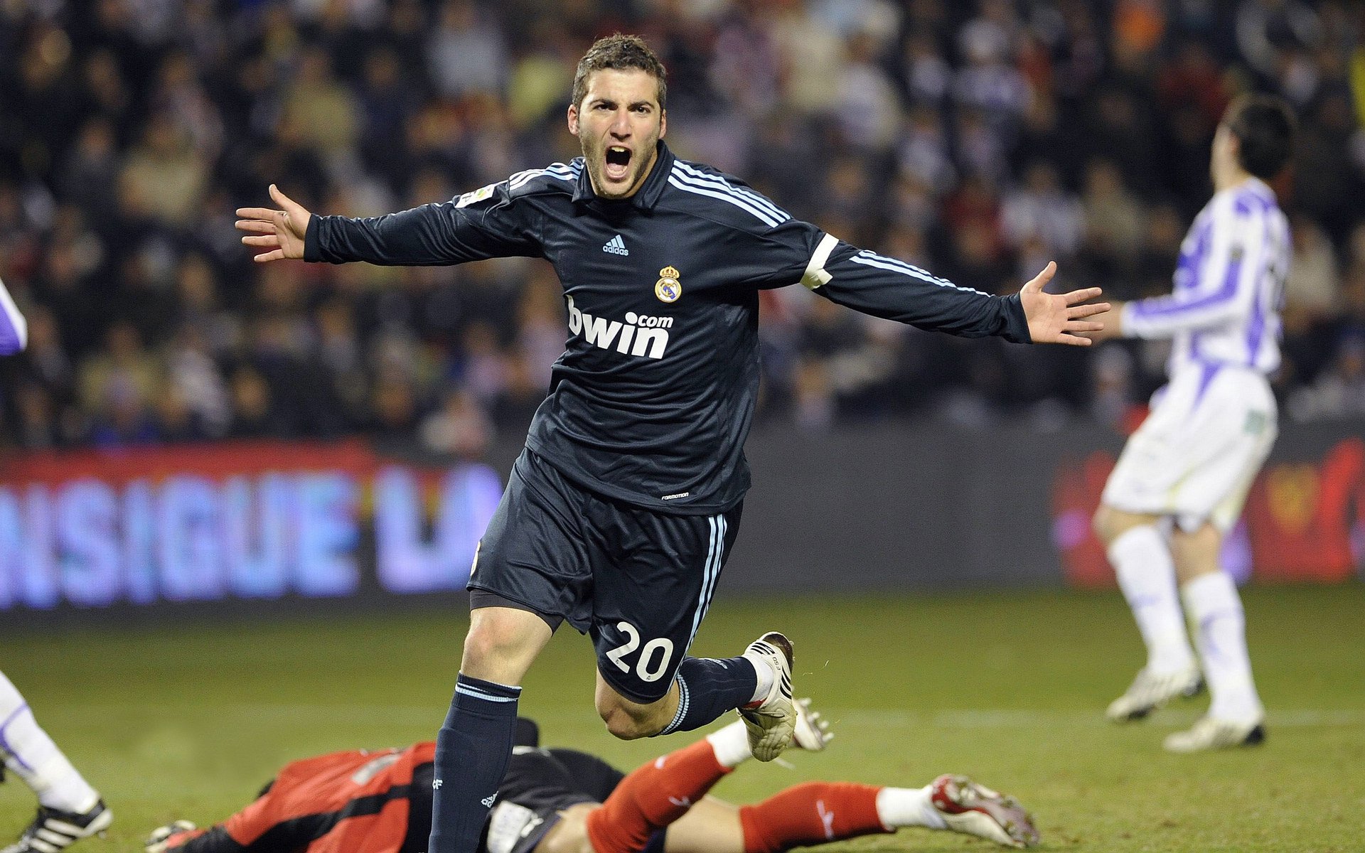 顶尖球队争夺荣誉，胜者将成为赛场王者，获胜球队